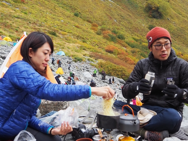 テントが張れたら料理開始!