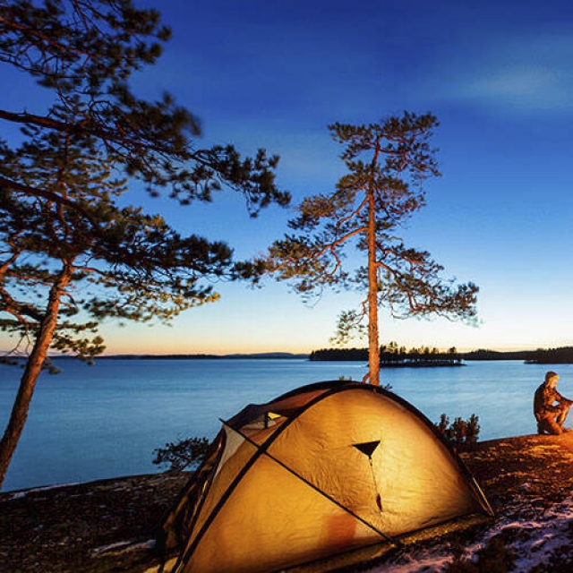 湖畔で行うキャンプ ©Visit Finland