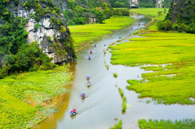 奇岩と田園に囲まれた水路をのんびり進む　@istock