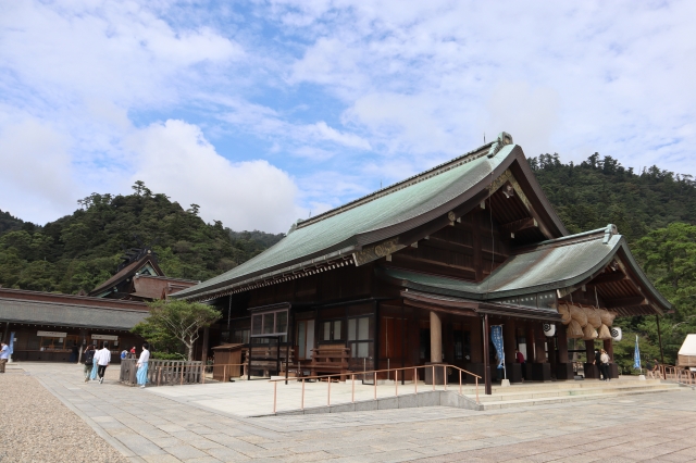 八雲山を背にした境内には神聖な空気が流れている