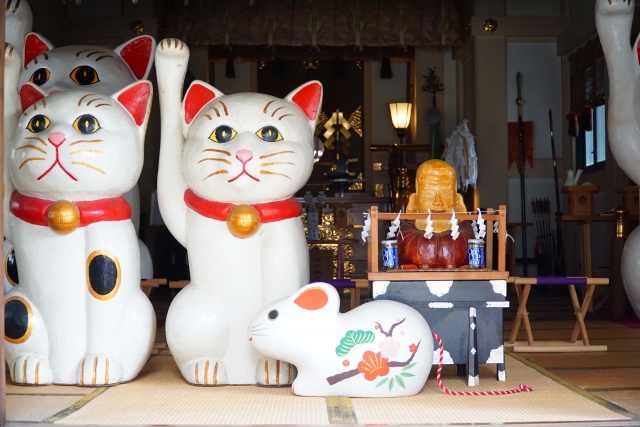 縁結びのパワスポ＆招き猫発祥の地としても知られる今戸神社では、福禄寿像を祀る