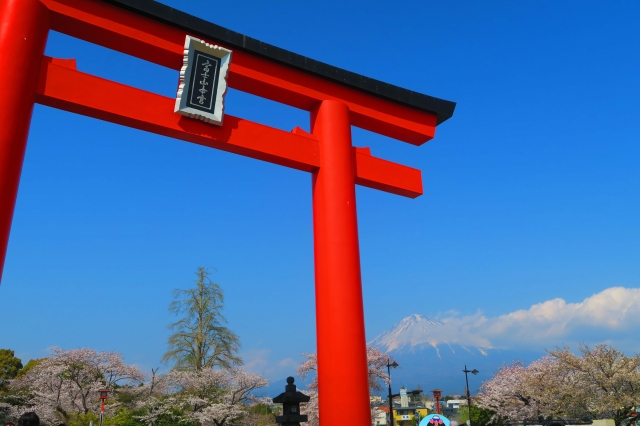 赤い鳥居と富士山のコラボショットも