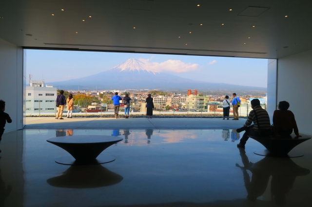 世界遺産センター内から見る富士山