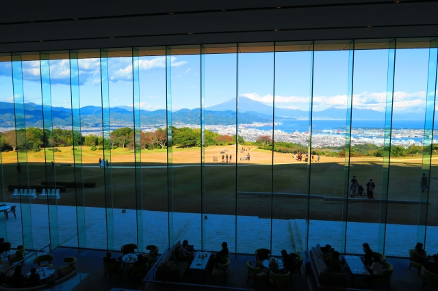 「風景美術館」と呼ばれる日本平ホテルのテラスラウンジ