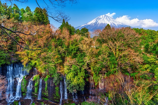 日本の滝100選にも選ばれたこともある美しい滝　@istock