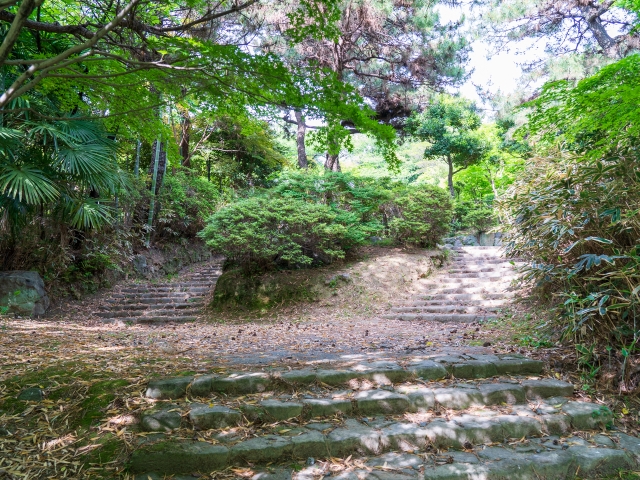 聚楽園内に残る旅館の正面玄関跡