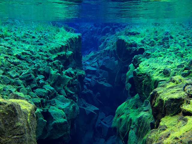 アイスランドで見られる地球の割れ目「ギャウ」(Photo by iStock）