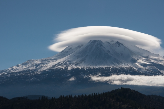 シャスタ山の山頂で見られるふしぎなレンズ雲（アメリカ）