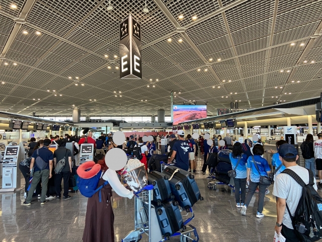 成田空港はオリンピック関係者でごった返す