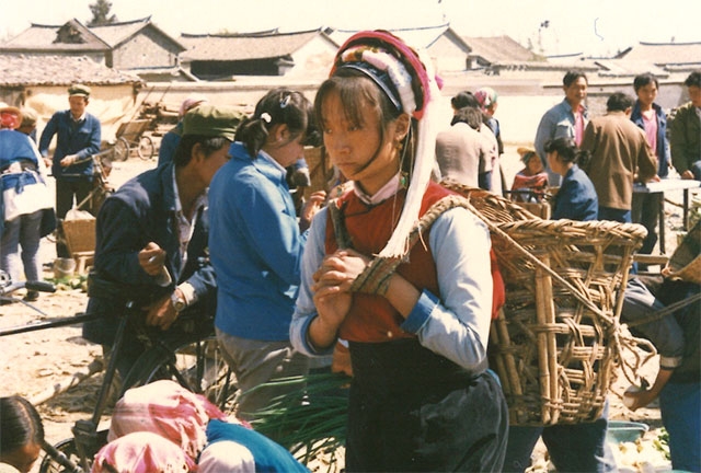 雲南の少数民族「白族」の少女。市場では売り手であると同時に買い手でもある