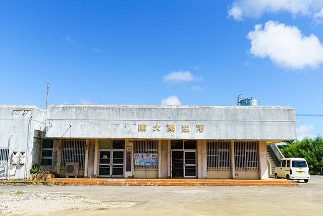 旧南大東空港跡地を工場として利用している