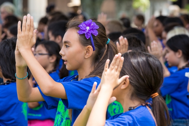 イオラニ宮殿で踊る子供たち<br />© Hawaii Tourism Authority (HTA) / Tor Johnson