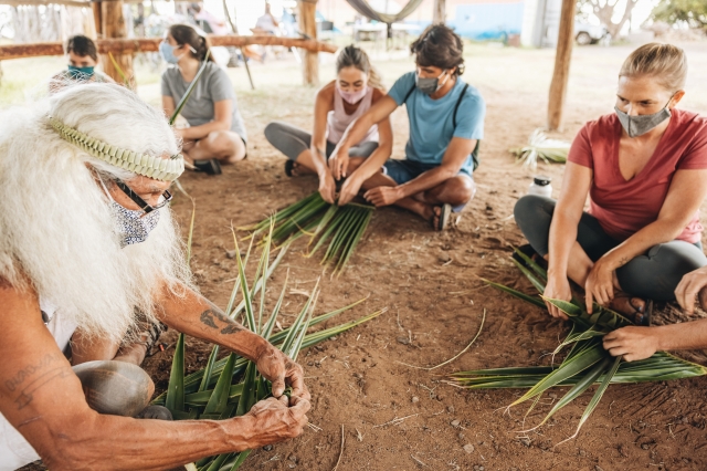 ココナッツの葉を織るレッスン<br />©Hawaii Tourism Authority (HTA) / Heather Goodman