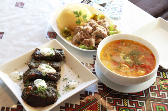 レストラン〈ノーロック〉で提供されるモルドバ料理の数々