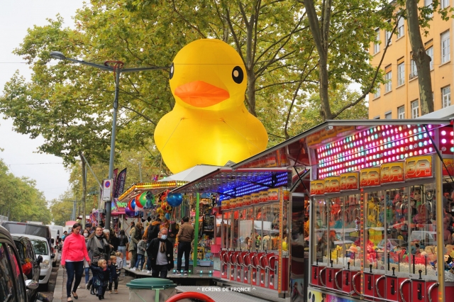 クロワルースの丘に移動遊園地「La Vogue des Marrons」