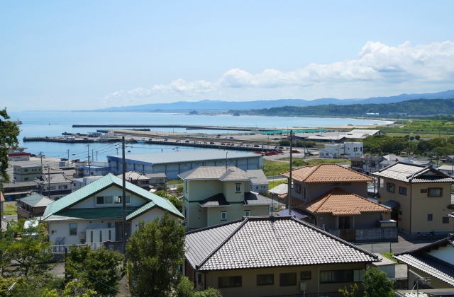 晴れた日には境内から見る青い海が美しい