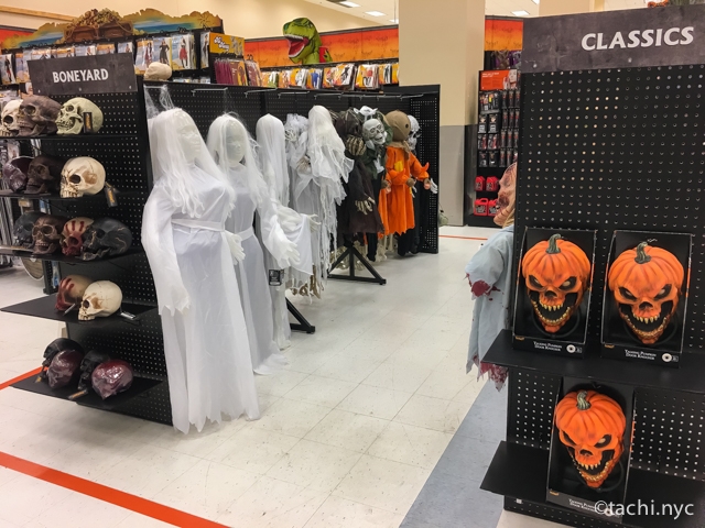 ハロウィン専門店「Spirit Halloween」の恐怖を誘うデコレーション