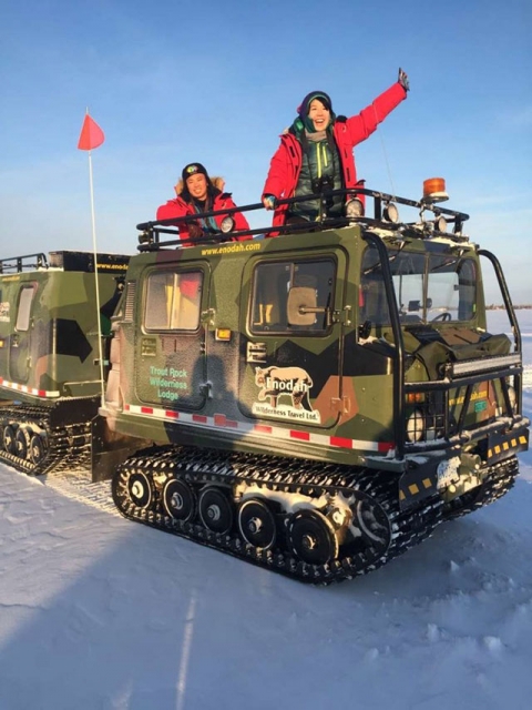 雪上車に乗ってロッジへ