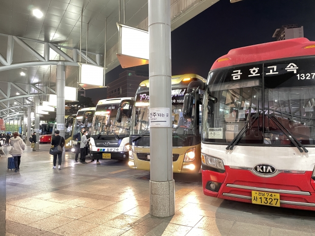 高速ターミナル西側のセントラルシティターミナル（湖南線）の乗車ホーム