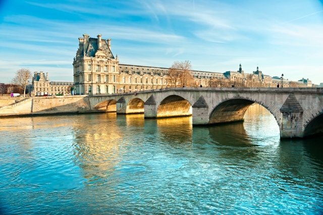 ロワイヤル橋とルーヴル美術館　©iStock