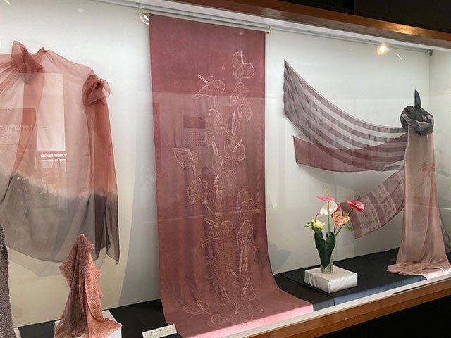 アンスリウムで染めたシルクの作品(川俣町おりもの展示館)
