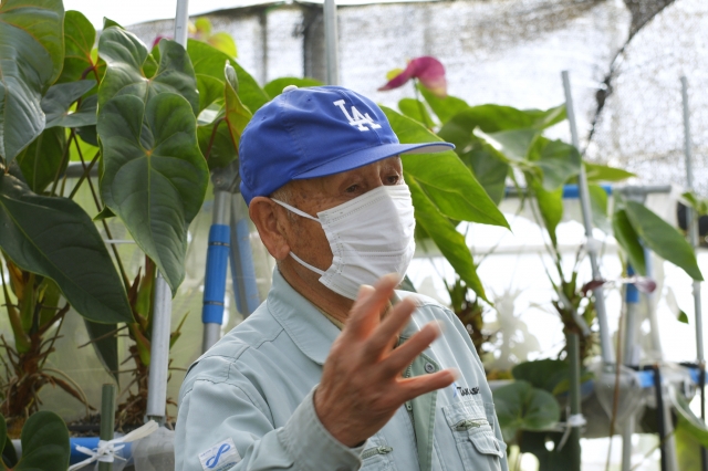 ハウス内での独自の栽培方法について説明する高橋さん