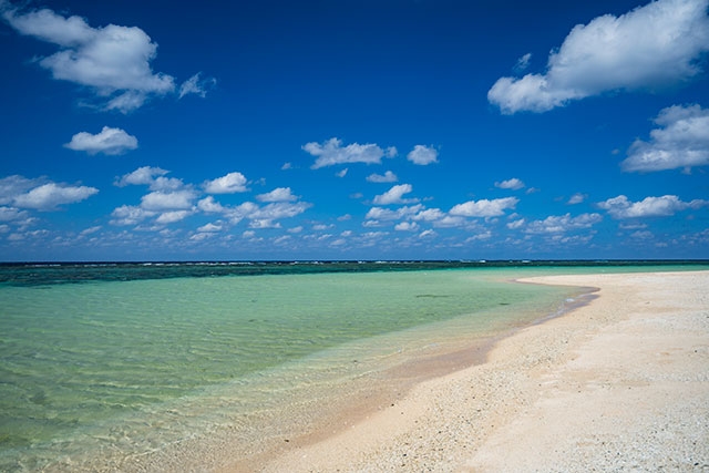 米原海岸。どこまでも続く白砂の浜とエメラルドブルーの海のコントラストが美しい