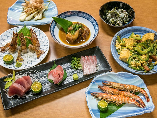 1日目20:00～　海鮮がおいしいと評判の居酒屋で夕食！