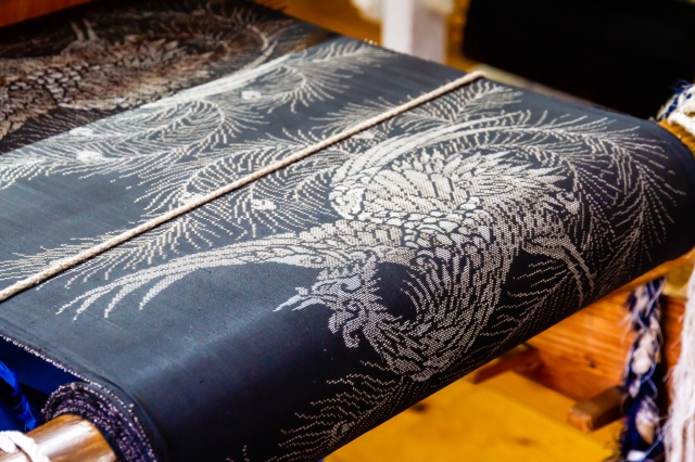 奄美の伝統文化、大島紬。複雑な柄を織り上げる