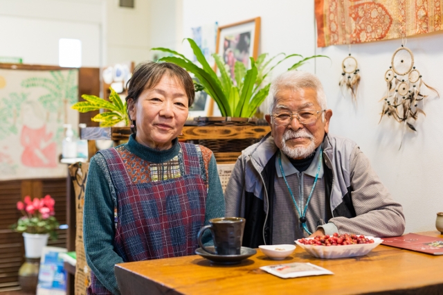 自営する喫茶店「珈琲スマイル」にて、妻の道子さんと