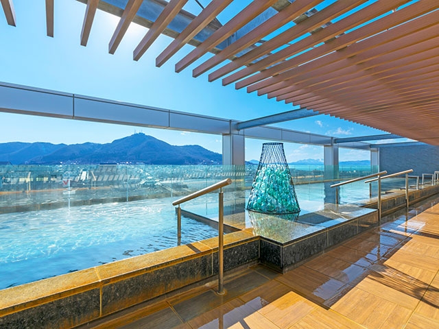 最上階の露天風呂から望む、穏やかな海原と雄大な函館山