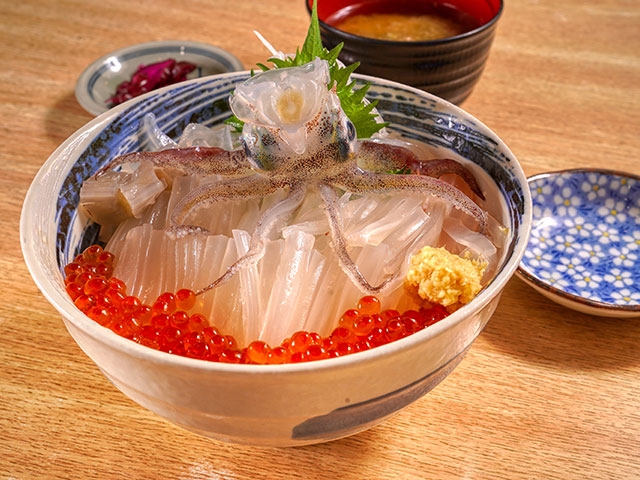 函館名物のイカがのったインパクト大の丼