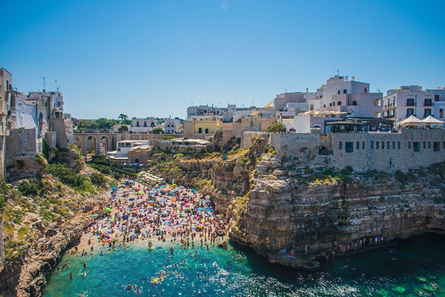 崖と旧市街に囲まれた、ラマ・モナキーレ(イタリア)
