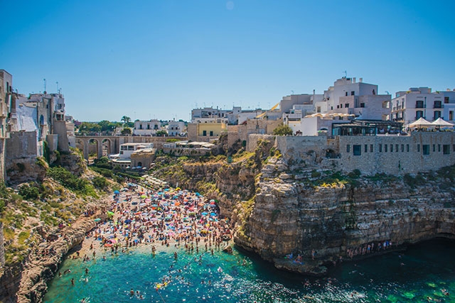 崖と旧市街に囲まれた、ラマ・モナキーレ（イタリア）