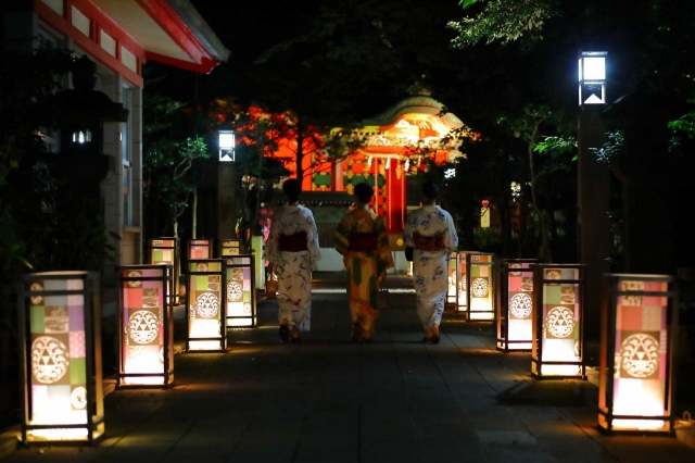 夜の江の島を、幻想的な灯りでロマンティックに演出