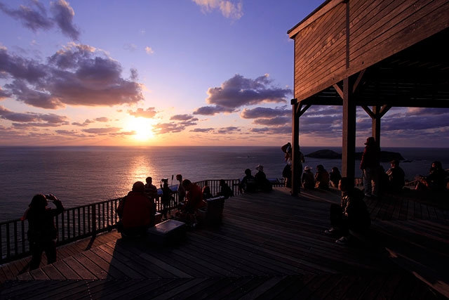 ウェザーステーション展望台で夕日に染まる空を堪能