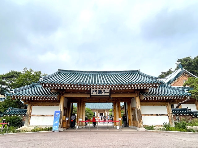 大統領官邸は韓国伝統のL字型韓屋様式。ここの屋根も青瓦