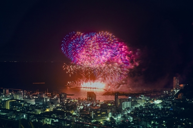 名物、熱海海上花火大会は真冬でも開催中！