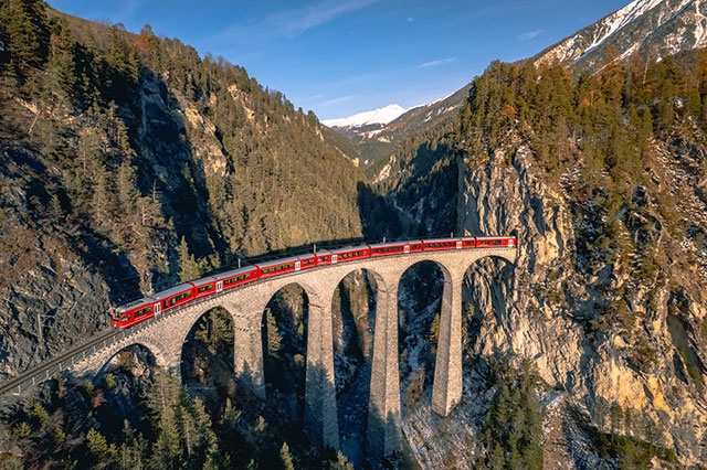 5つの橋脚とアーチが美しい石造りのランドバッサー橋 @iStock