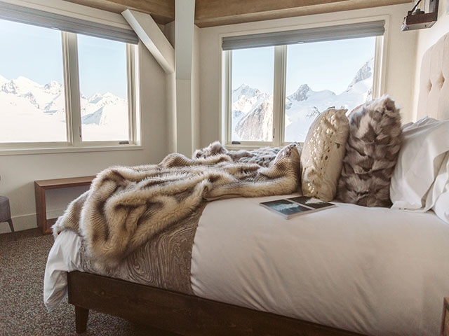 温かな部屋から眺めるアラスカ山脈の山
