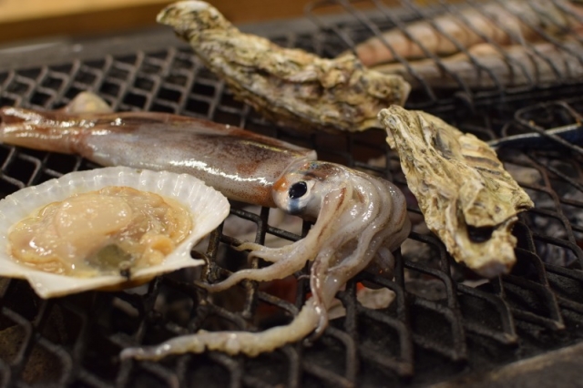 新鮮な魚介類を炉端焼きで！