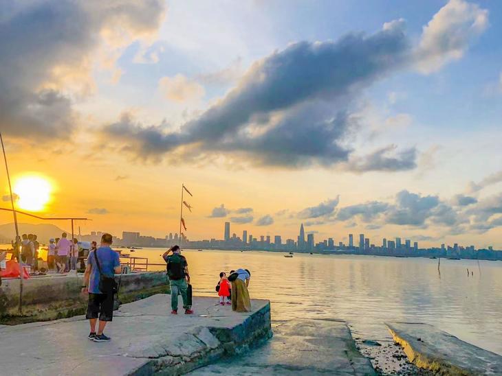 経済発展著しい深センの大都市を染める夕陽.jpg