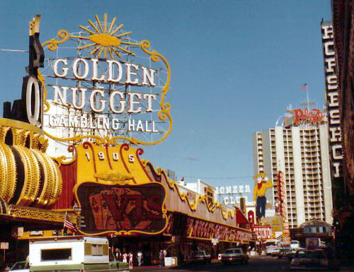 neon_Fremont_street_1983.jpg