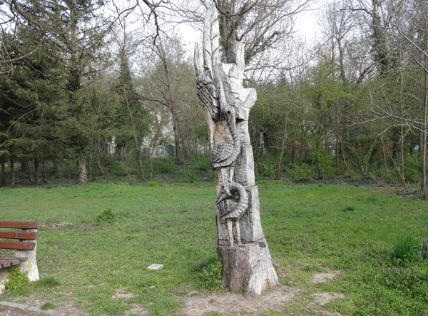 カイラカ公園の自然物と人工物の混在 点在する木彫作品 地球の歩き方 カイラカ公園の自然物と人工物の混在 点在する木彫作品 地球の歩き方
