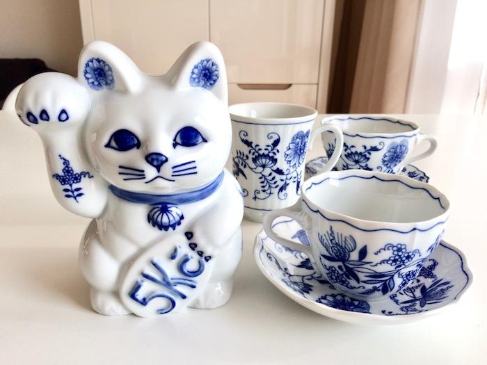 ブルーオニオン柄の招き猫／チェコ陶器・Český porcelán | 地球の歩き方