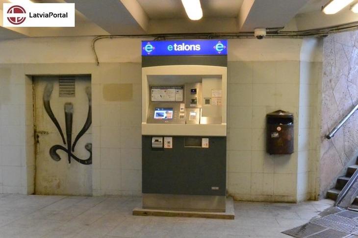 02 e talons ticket machine.JPG