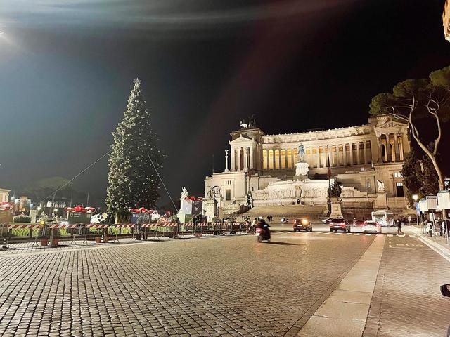 特集 ローマのクリスマスイルミネーション ヴェネツィア広場編 地球の歩き方