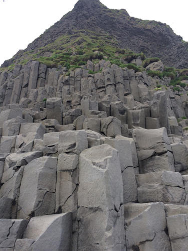 Iceland_BlackSanBeach_rocks_mountain.jpg