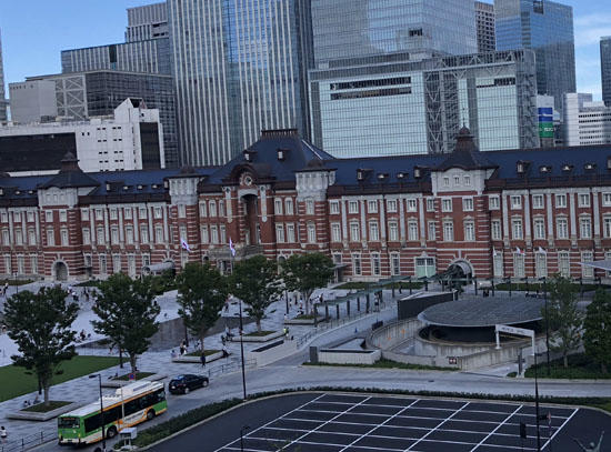 HatoBus_TokyoStation.jpg