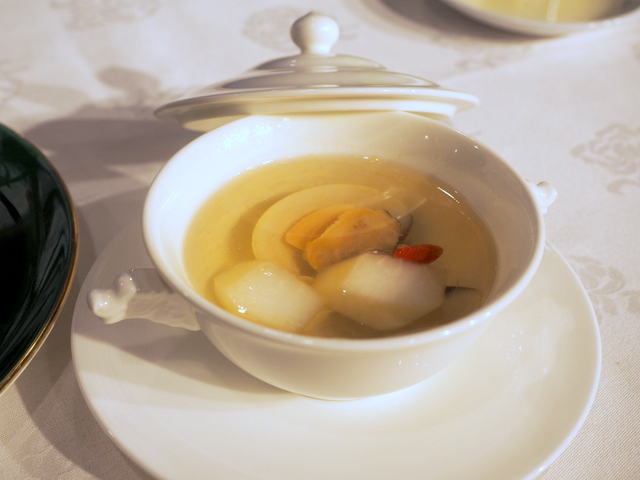 Steamed soup with Chinese preserving melon and clam